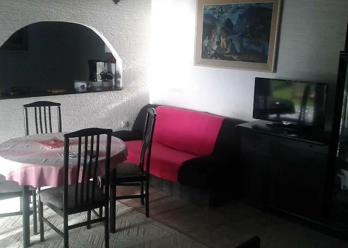 Desa Apartment *